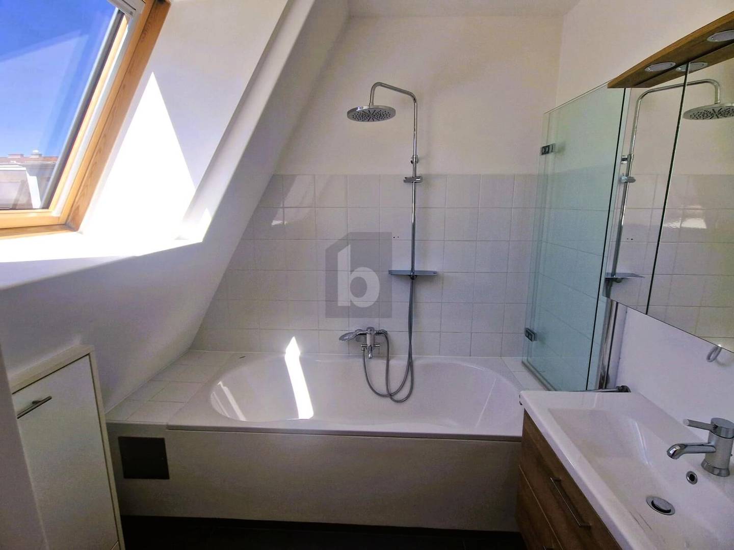 Moderne Wohnung mit südseitigem Balkon und Tiefgaragenplatz