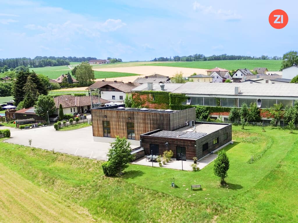Moderne Gewerbehalle mit Photovoltaik und Entwicklungspotenzial