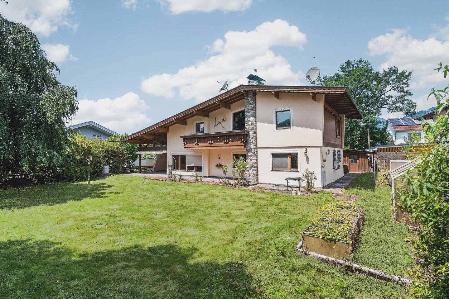 Einfamilienhaus mit Terrasse und Garage auf großem Grundstück