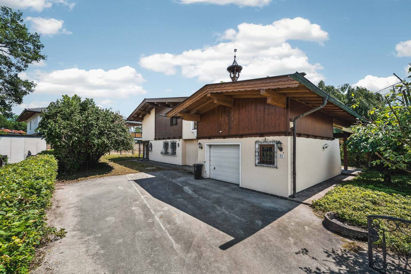 Einfamilienhaus mit Terrasse und Garage auf großem Grundstück