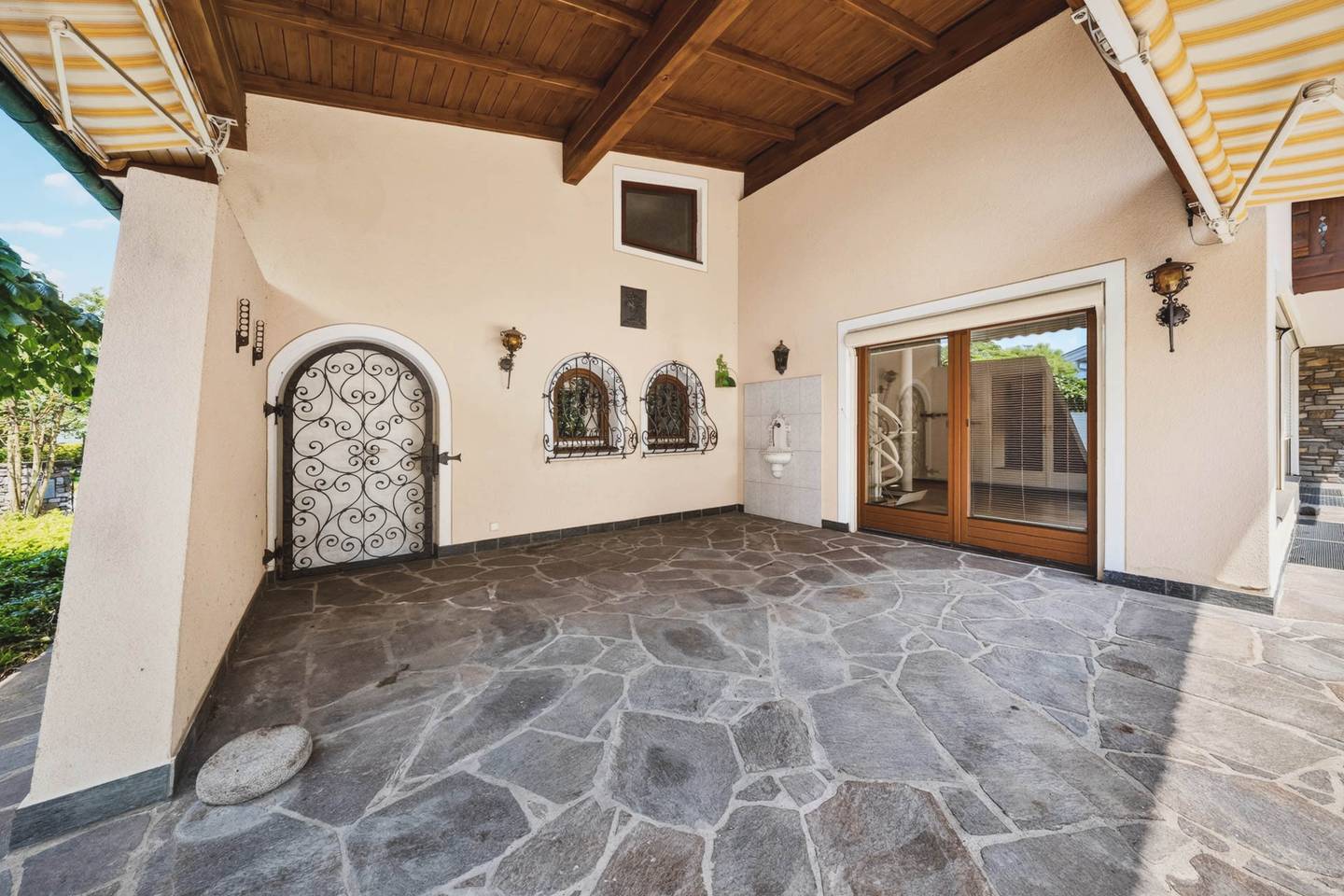 Einfamilienhaus mit Terrasse und Garage auf großem Grundstück