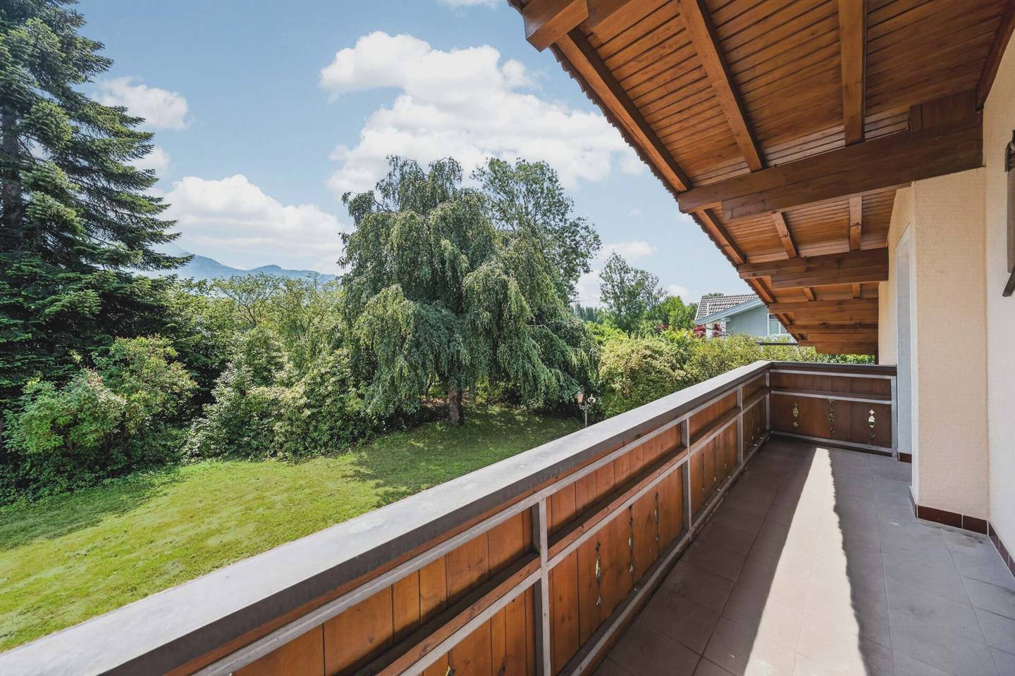 Einfamilienhaus mit Terrasse und Garage auf großem Grundstück