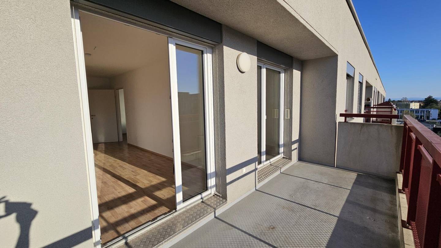 Helle 4 Zimmer Wohnung mit Balkon und Loggien