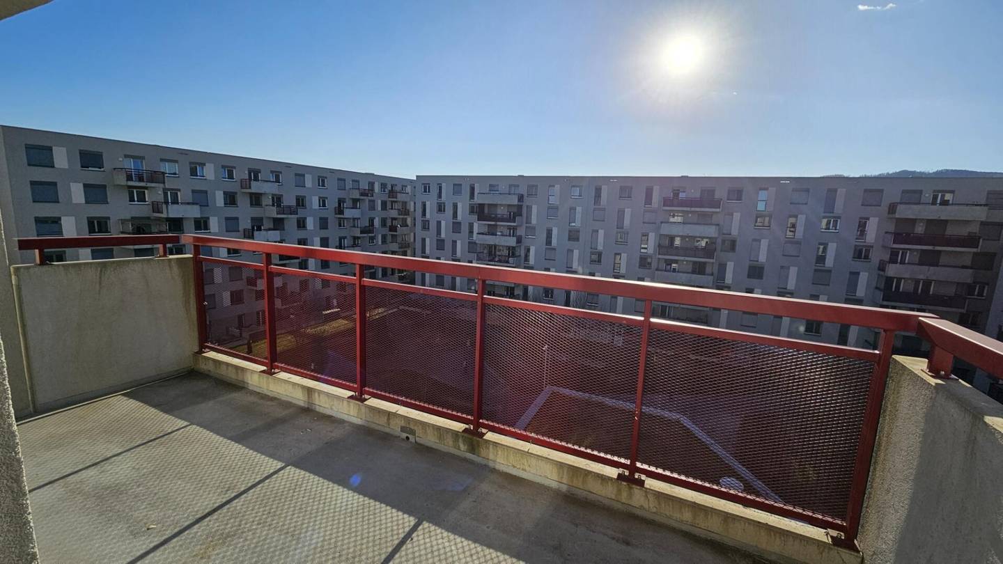 Helle 4 Zimmer Wohnung mit Balkon und Loggien