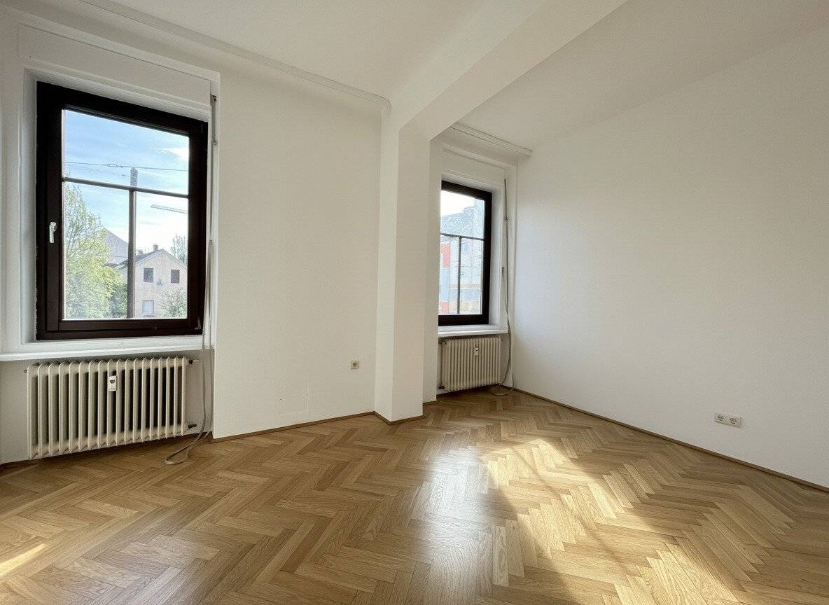 Renovated Altbau apartment with city views and fitted kitchen
