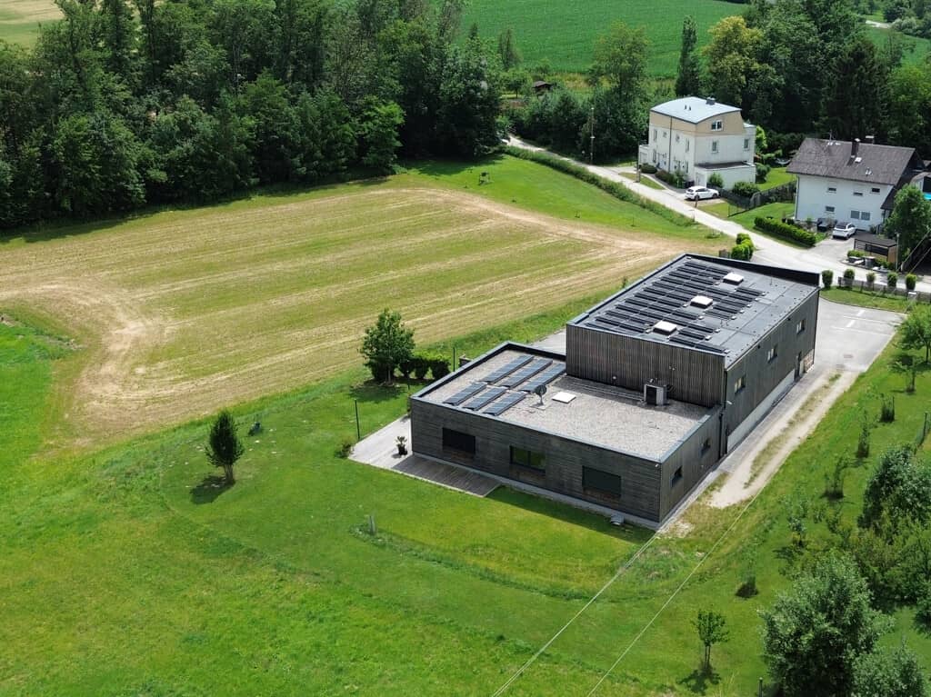 Gewerbehalle mit Büro Photovoltaik und Erweiterungspotenzial