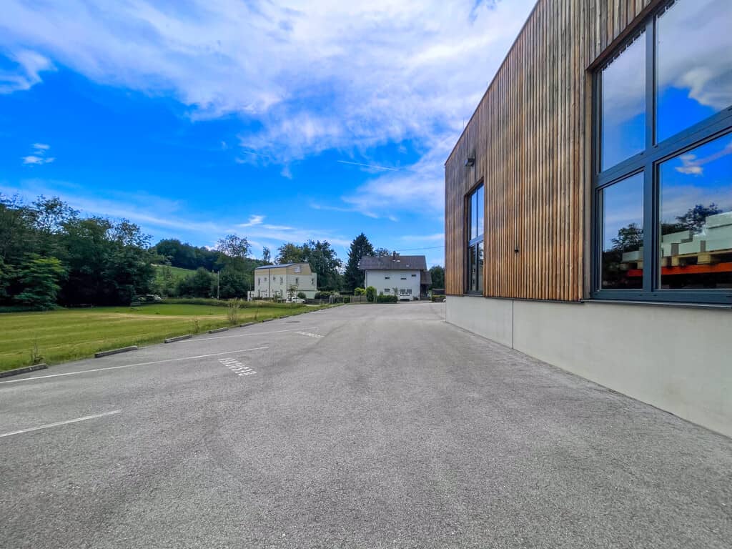 Gewerbehalle mit Büro Photovoltaik und Erweiterungspotenzial