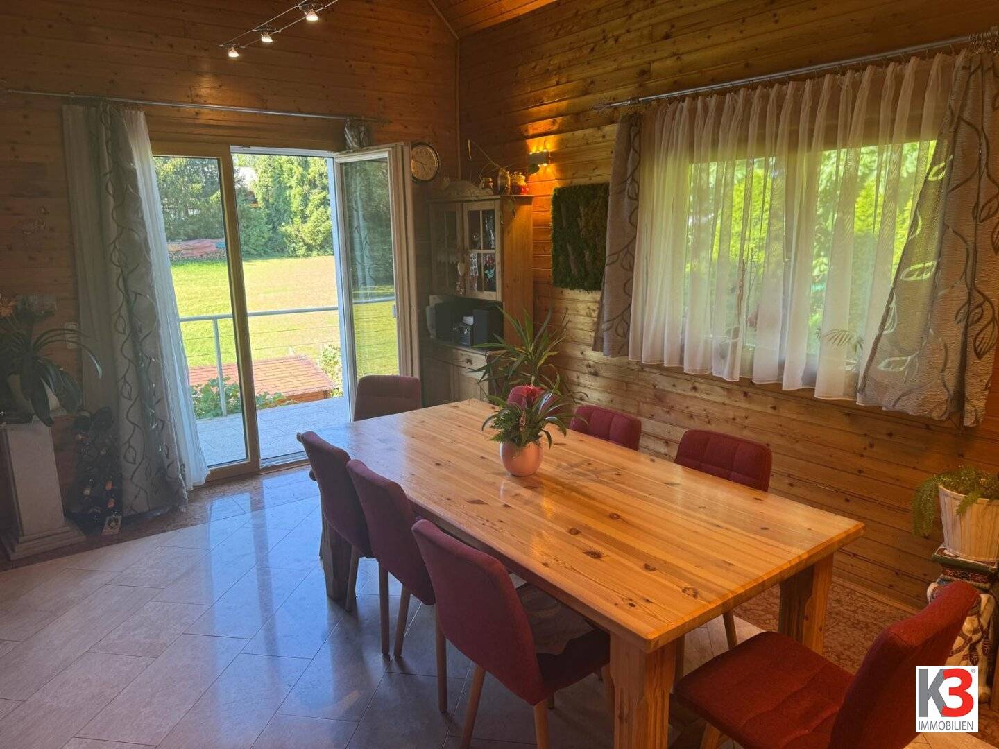 Zweifamilienhaus mit Garten Pool und Photovoltaik in ruhiger Sackgassenlage