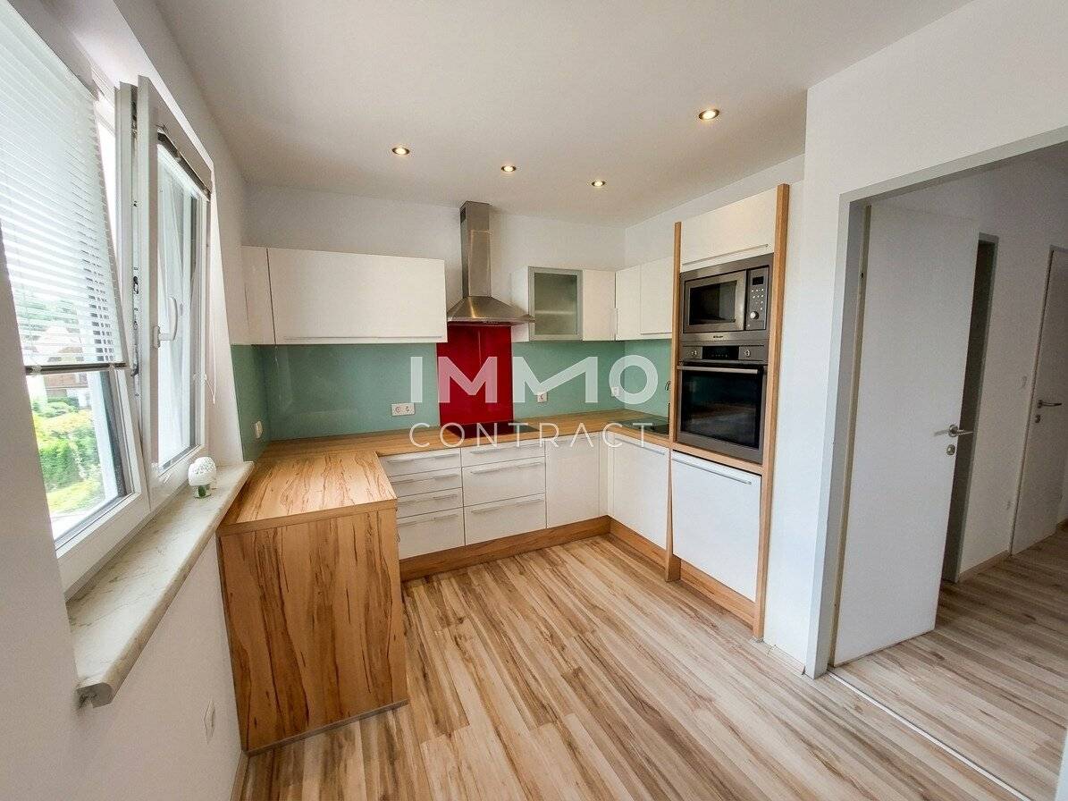 Helle Wohnung mit verglaster Loggia und Parkplatz