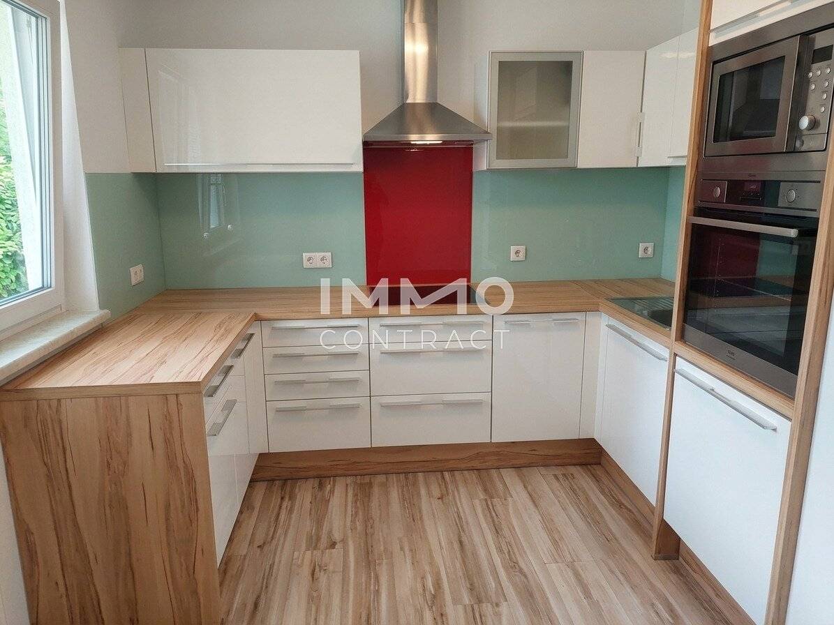 Helle Wohnung mit verglaster Loggia und Parkplatz
