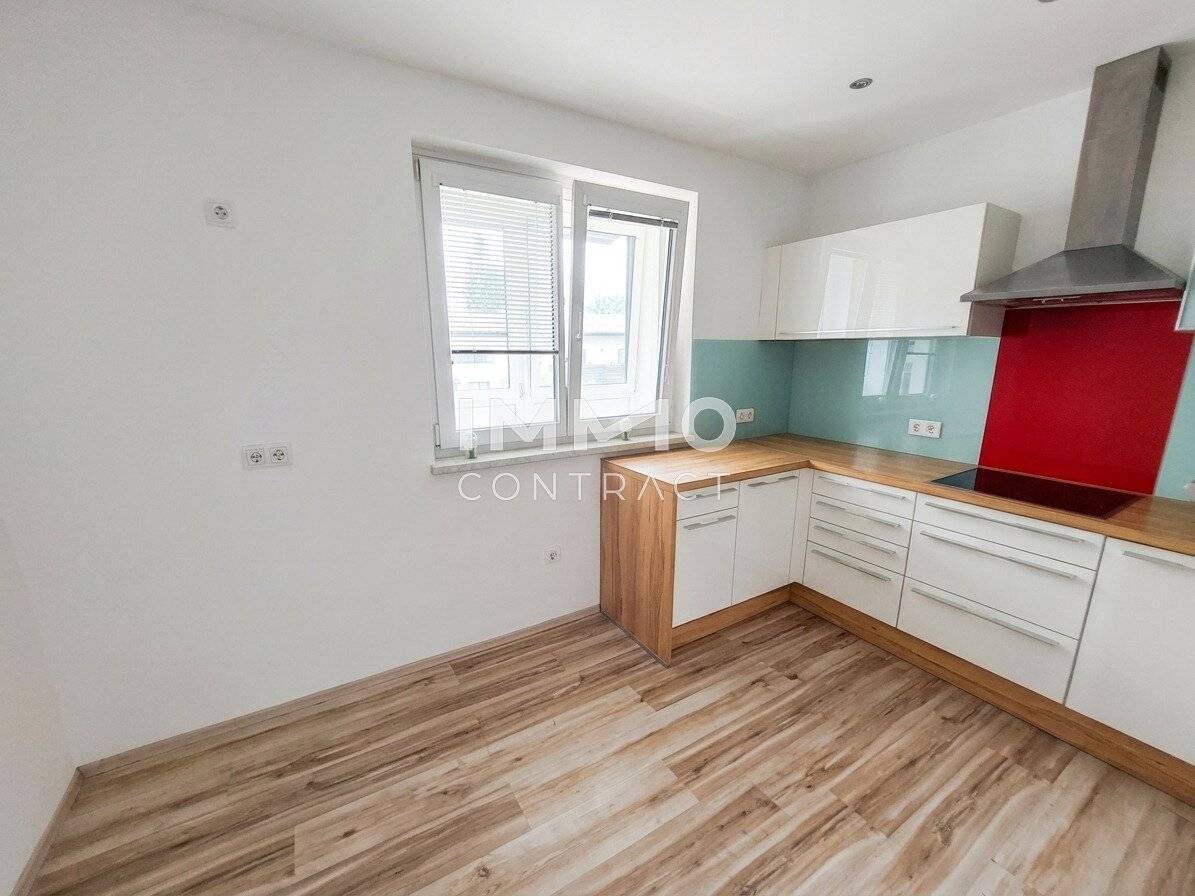 Helle Wohnung mit verglaster Loggia und Parkplatz
