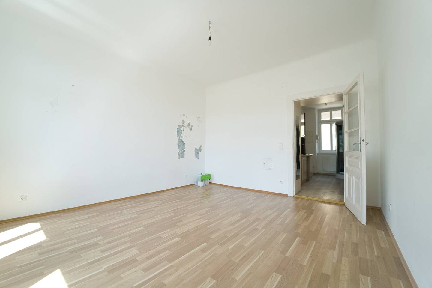 Bright 1 Room Apartment with Separate Kitchen
