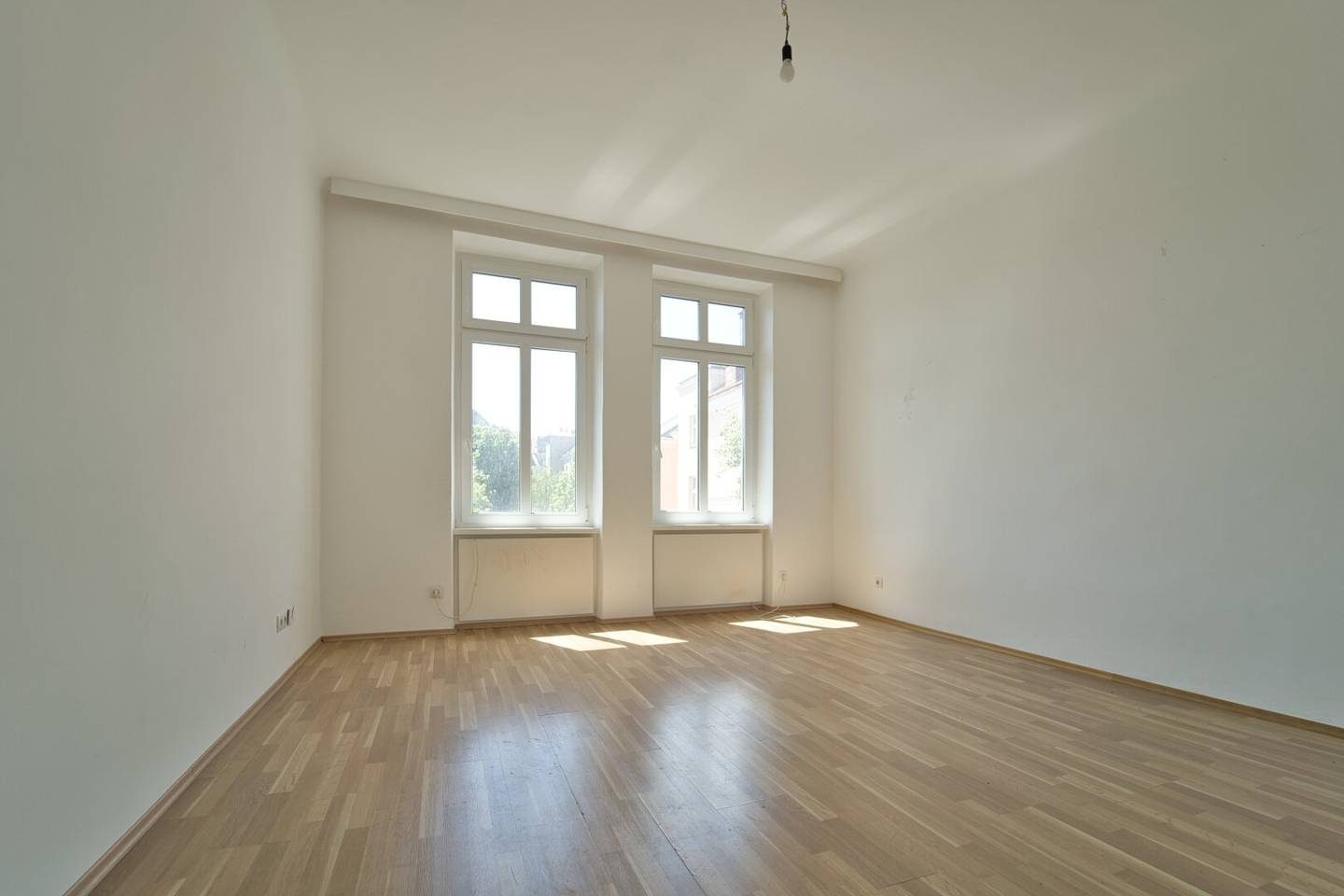 Bright 1 Room Apartment with Separate Kitchen
