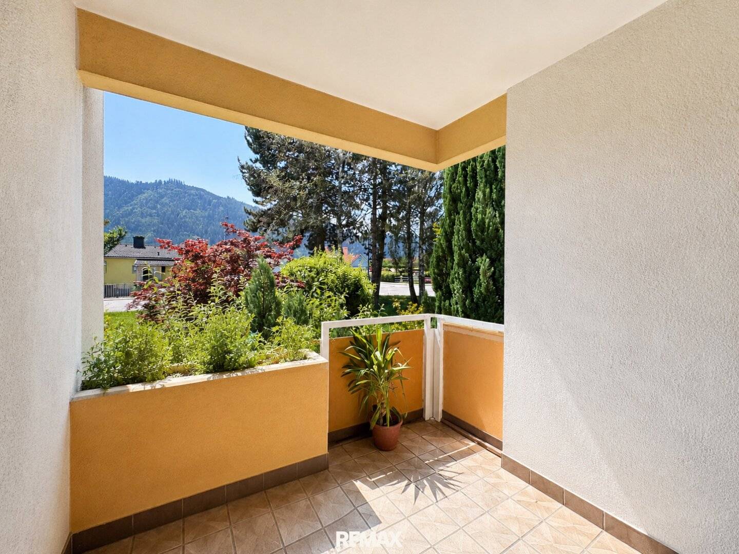 Erdgeschosswohnung mit Loggia und Sauna in ruhiger Lage