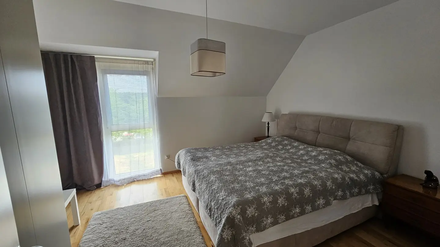 Neuwertige Wohnung mit Balkon Terrasse und Garage