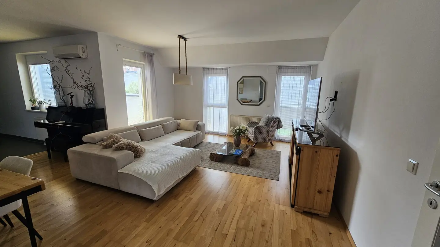Neuwertige Wohnung mit Balkon Terrasse und Garage
