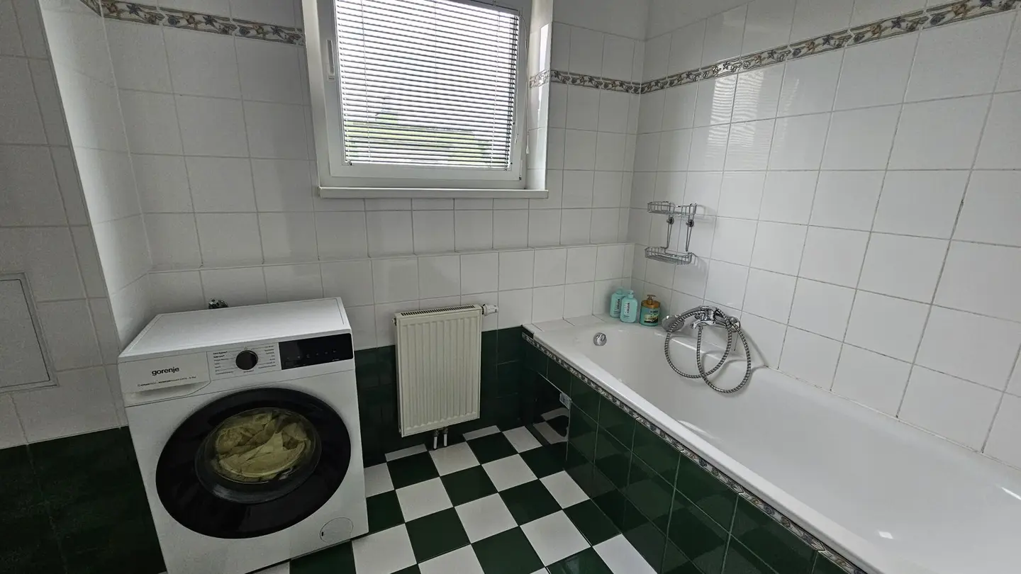 Neuwertige Wohnung mit Balkon Terrasse und Garage