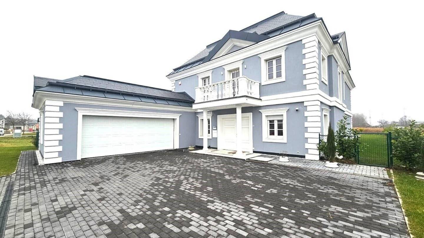 Villa with pool terraces and lake view