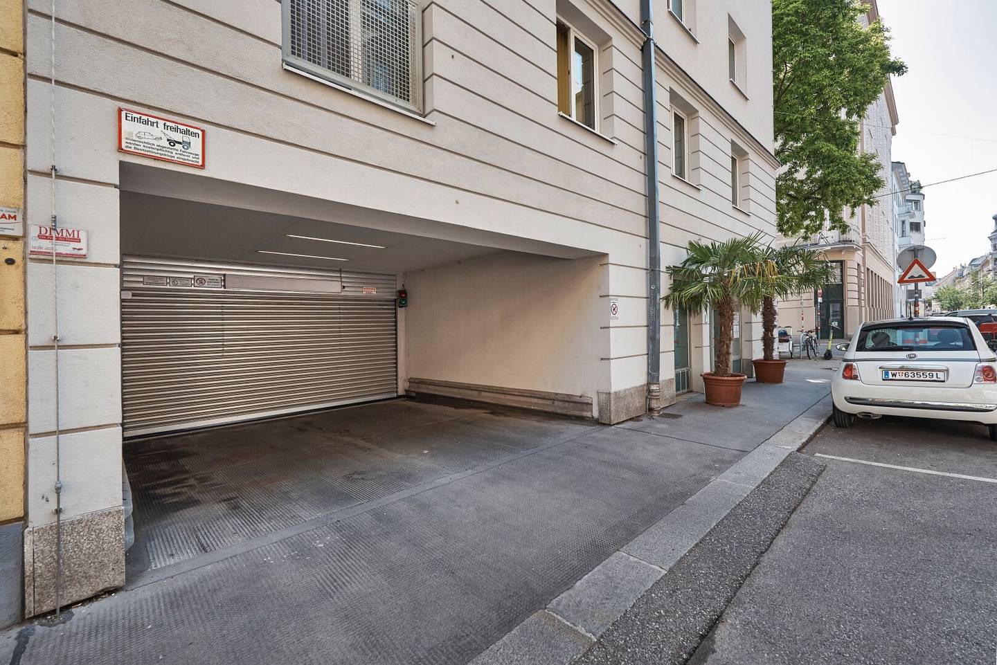 Top investment opportunity! Temporarily leased self storage space with a yield over 4%!