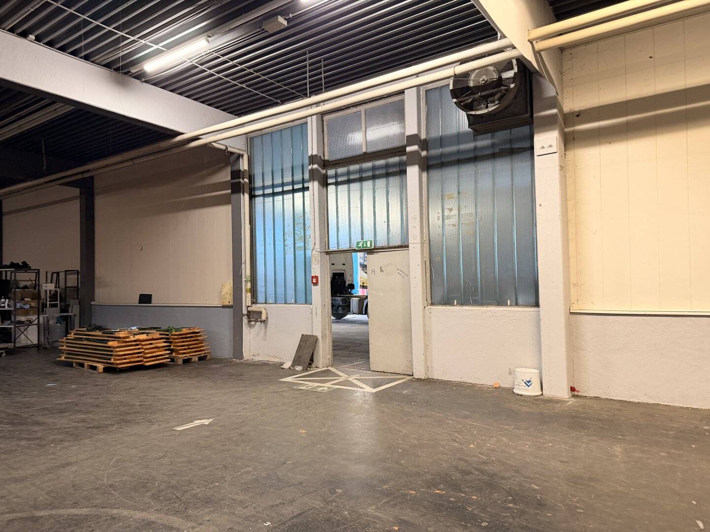 Warehouse with ground level access and excellent transport links