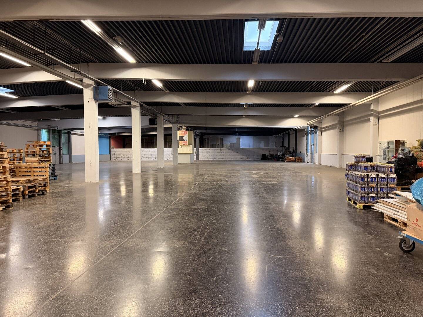 Warehouse with ground level access and excellent transport links