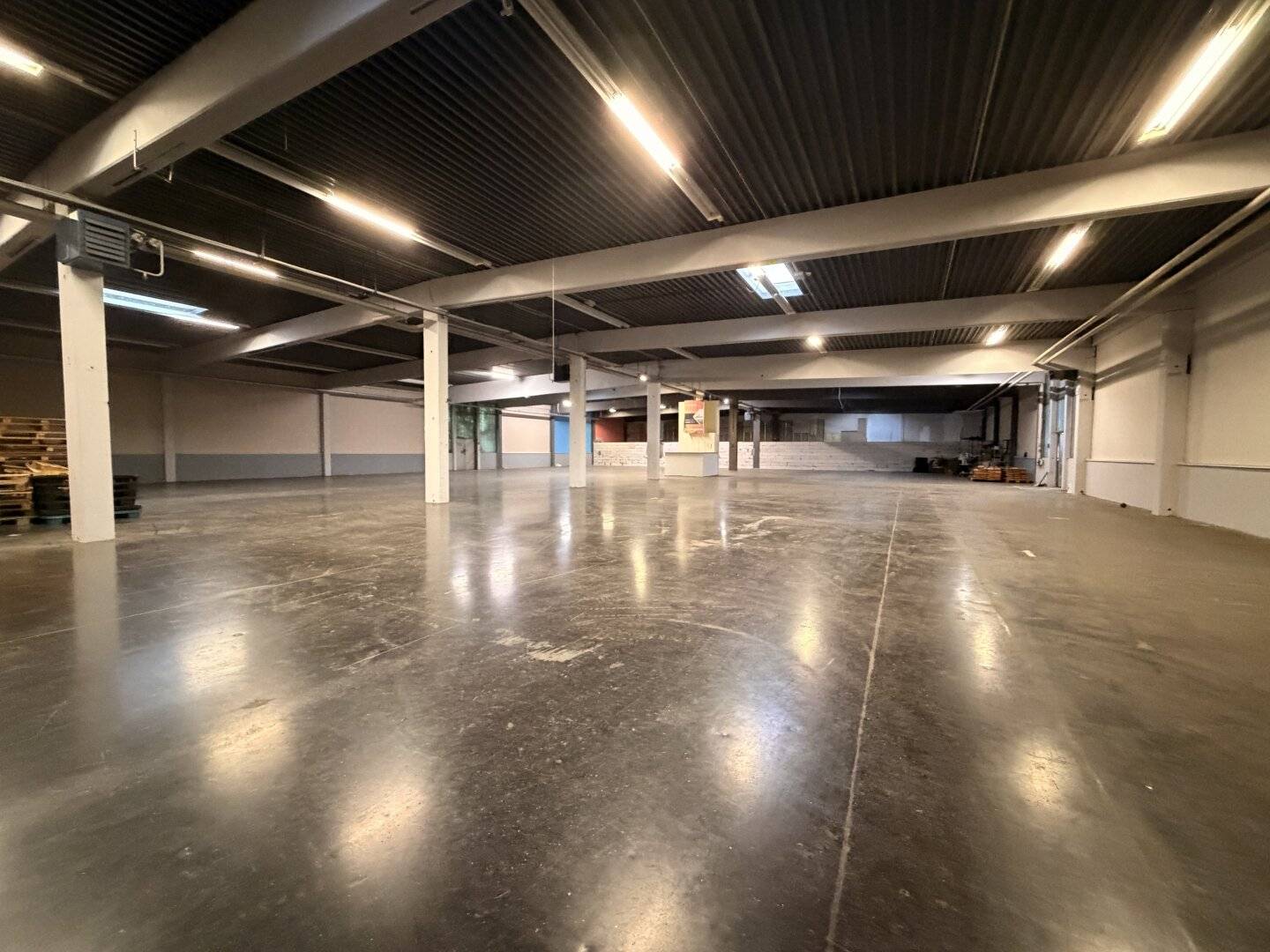 Warehouse with ground level access and excellent transport links