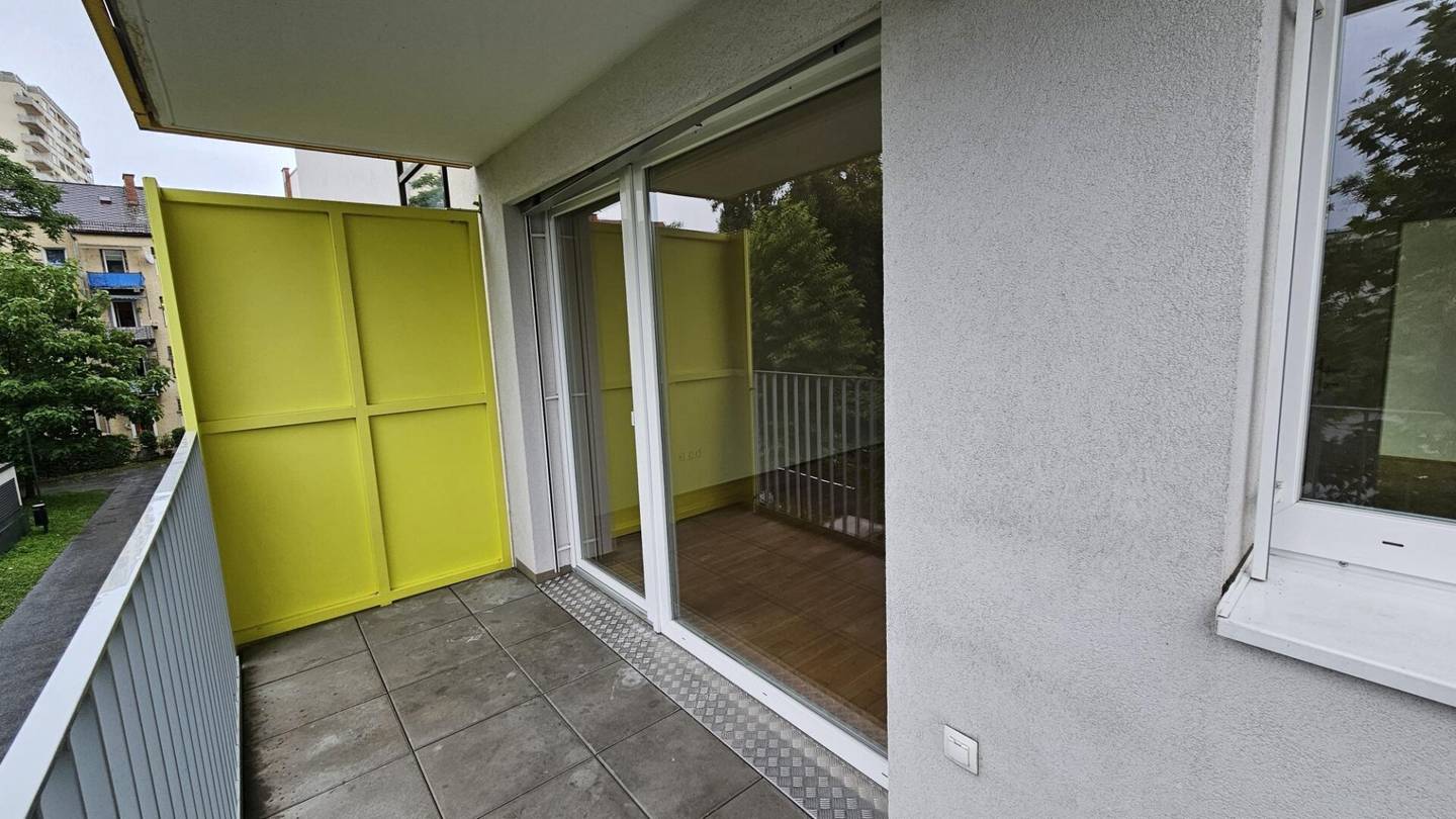Bright apartment with balcony and fitted kitchen
