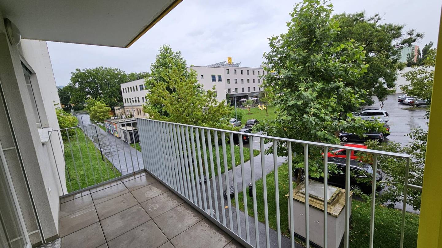 Bright apartment with balcony and fitted kitchen