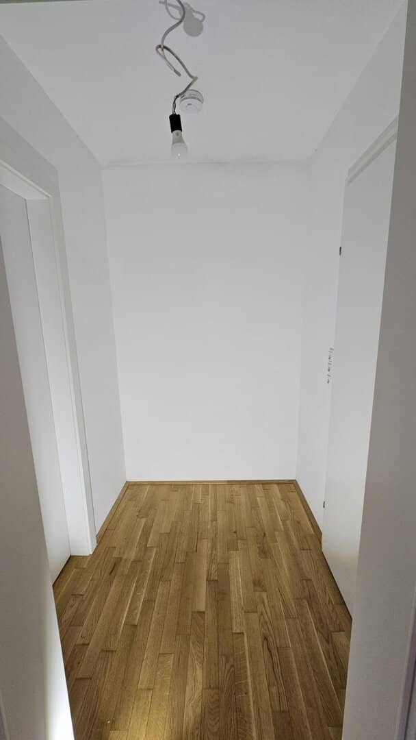 Bright apartment with balcony and fitted kitchen