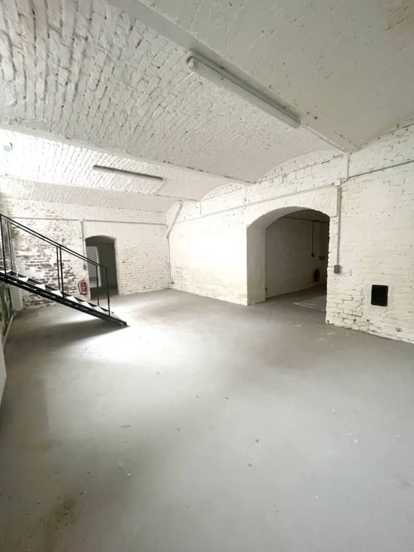 Spacious commercial space with vaulted ceilings in central Meidling