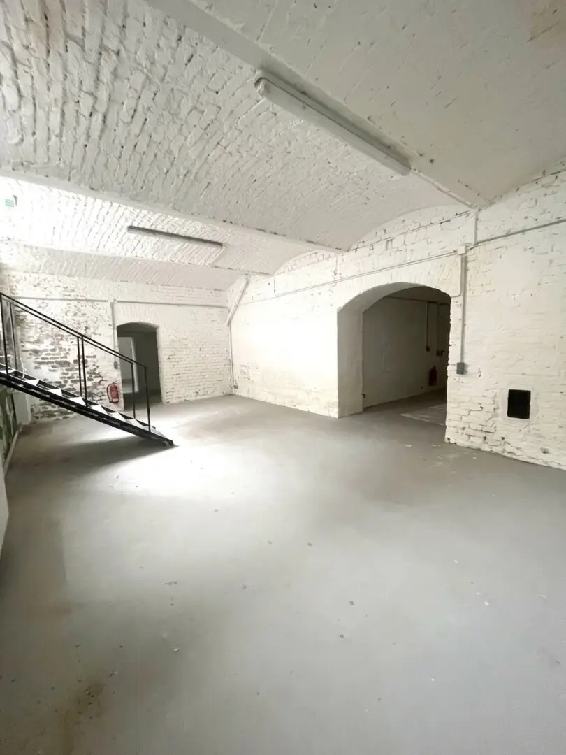 Spacious commercial space with vaulted ceilings in central Meidling