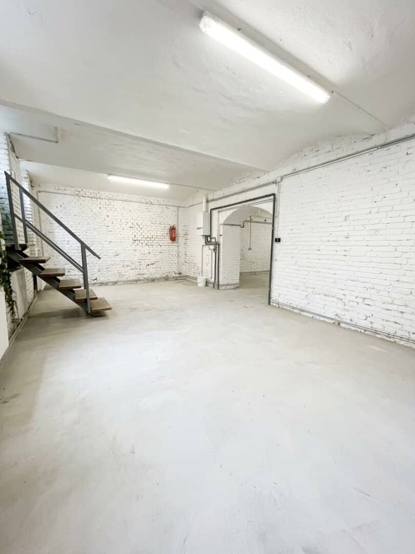 Spacious commercial space with vaulted ceilings in central Meidling
