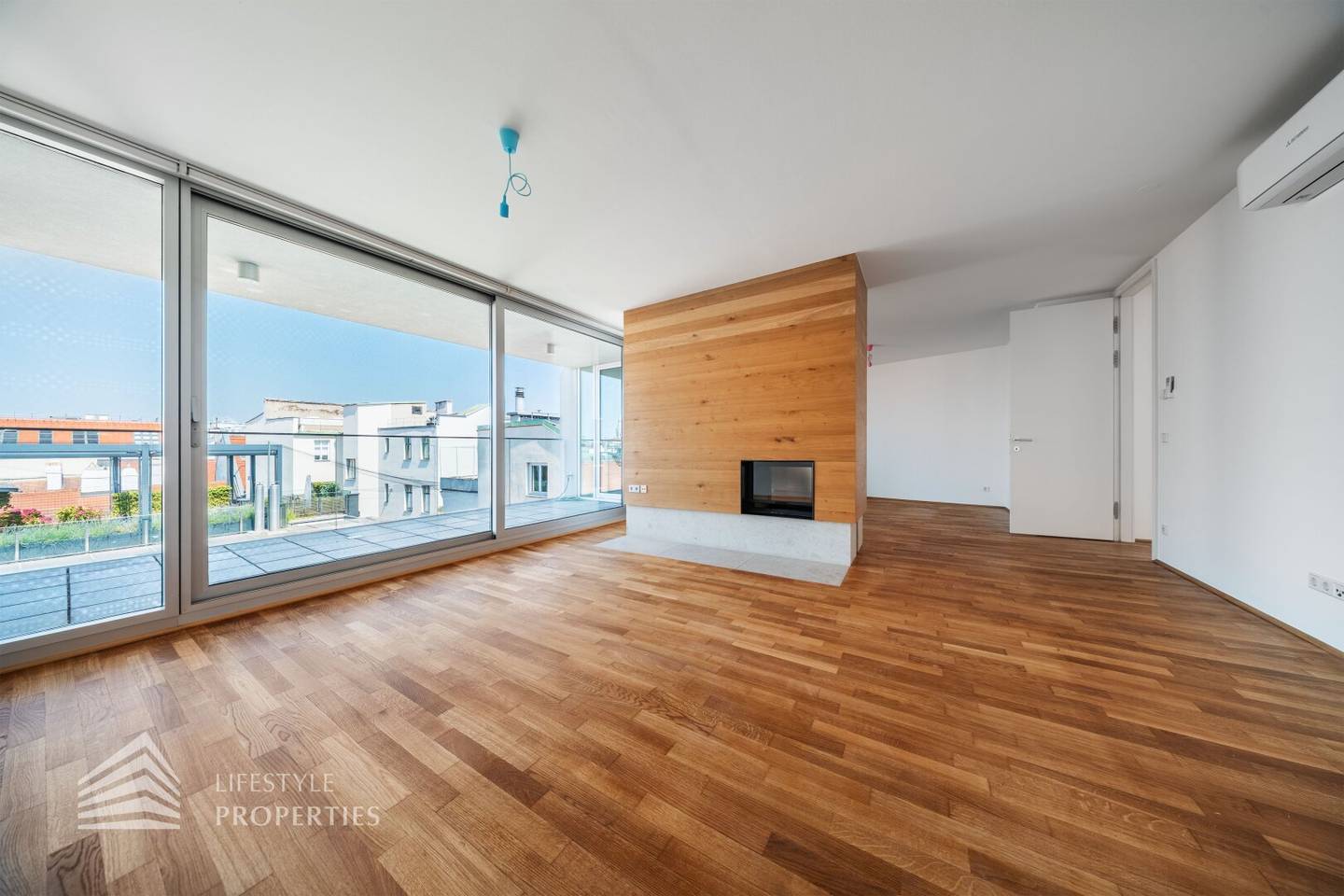 Ruhige Dachgeschosswohnung mit Terrasse und Balkon in bester Innenstadtlage