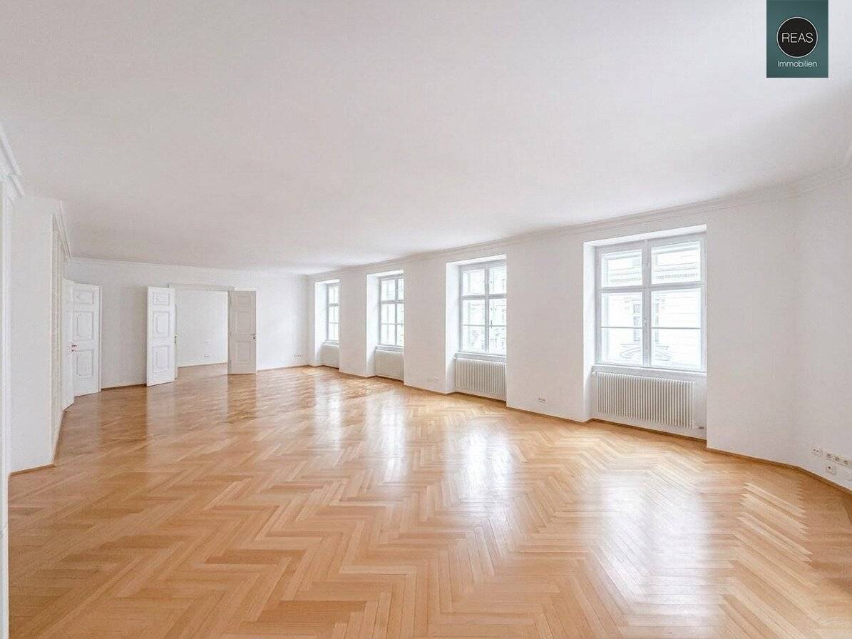 Altbauwohnung mit Balkon in bester Innenstadtlage