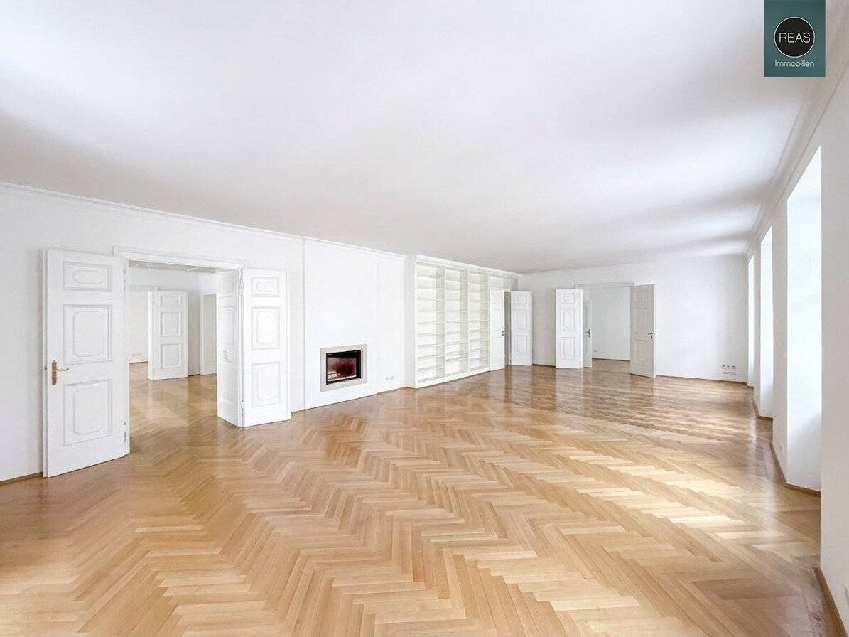 Altbauwohnung mit Balkon in bester Innenstadtlage