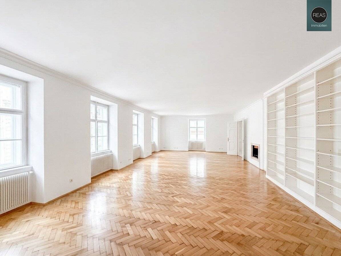 Altbauwohnung mit Balkon in bester Innenstadtlage