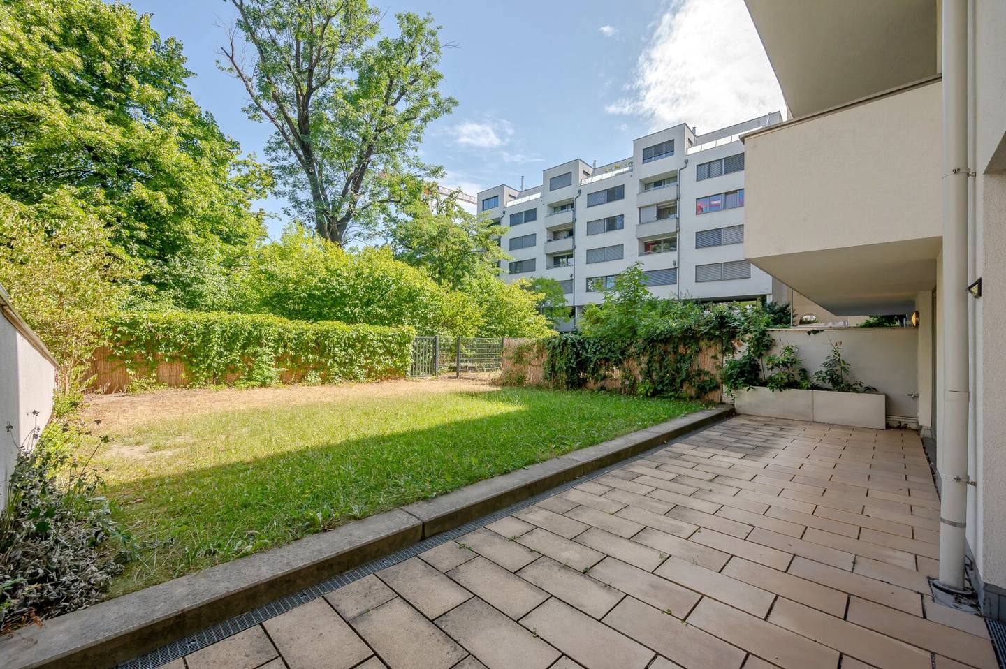 New build apartment with terrace and garden in prime location