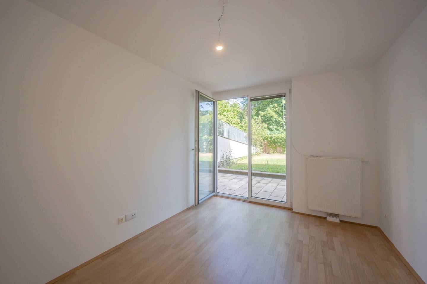New build apartment with terrace and garden in prime location