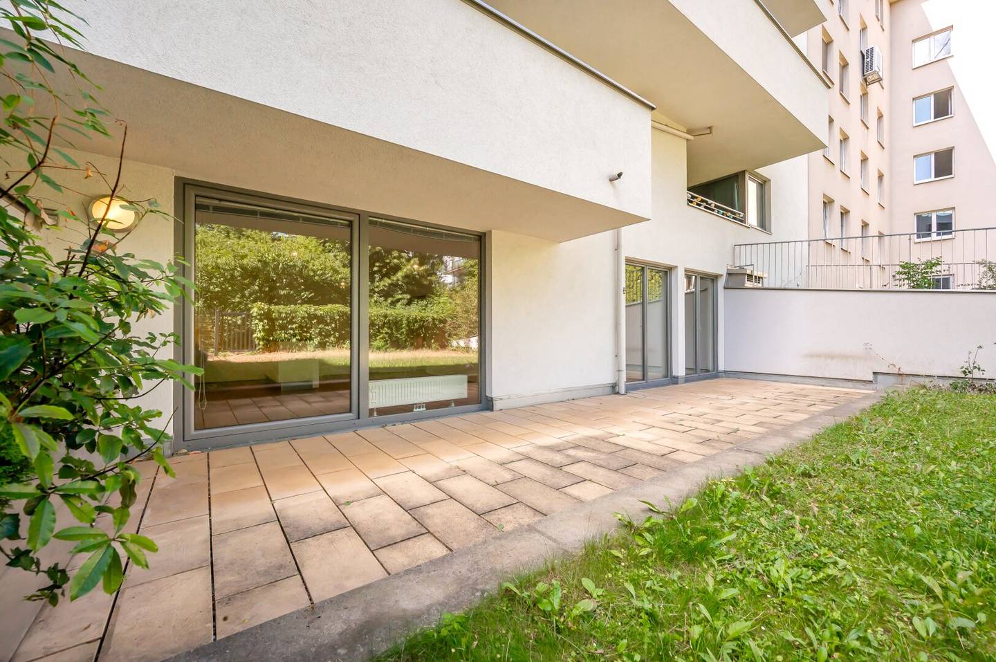 New build apartment with terrace and garden in prime location