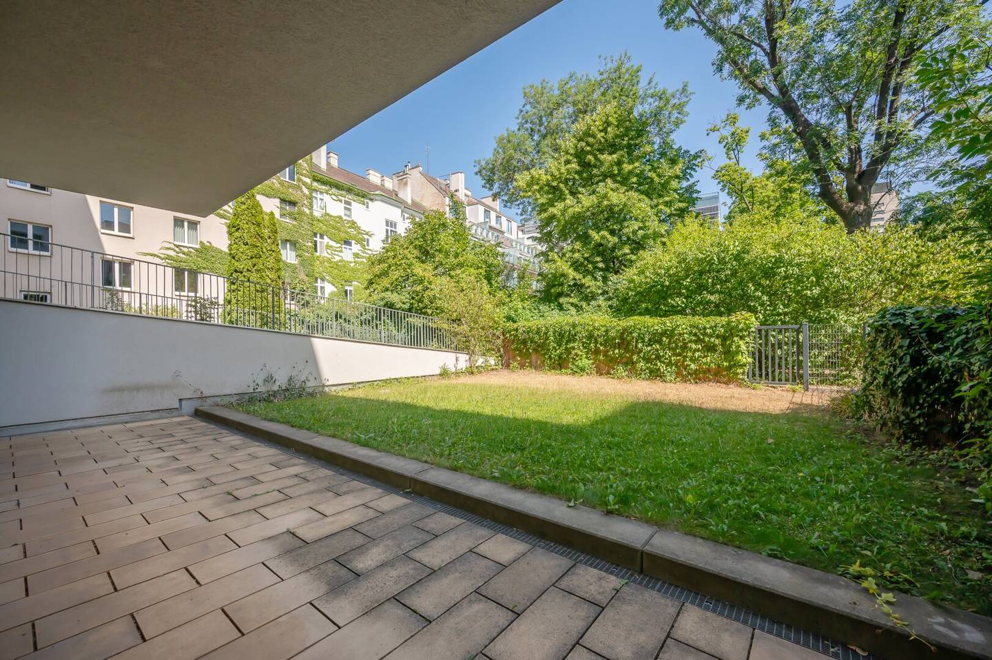 New build apartment with terrace and garden in prime location