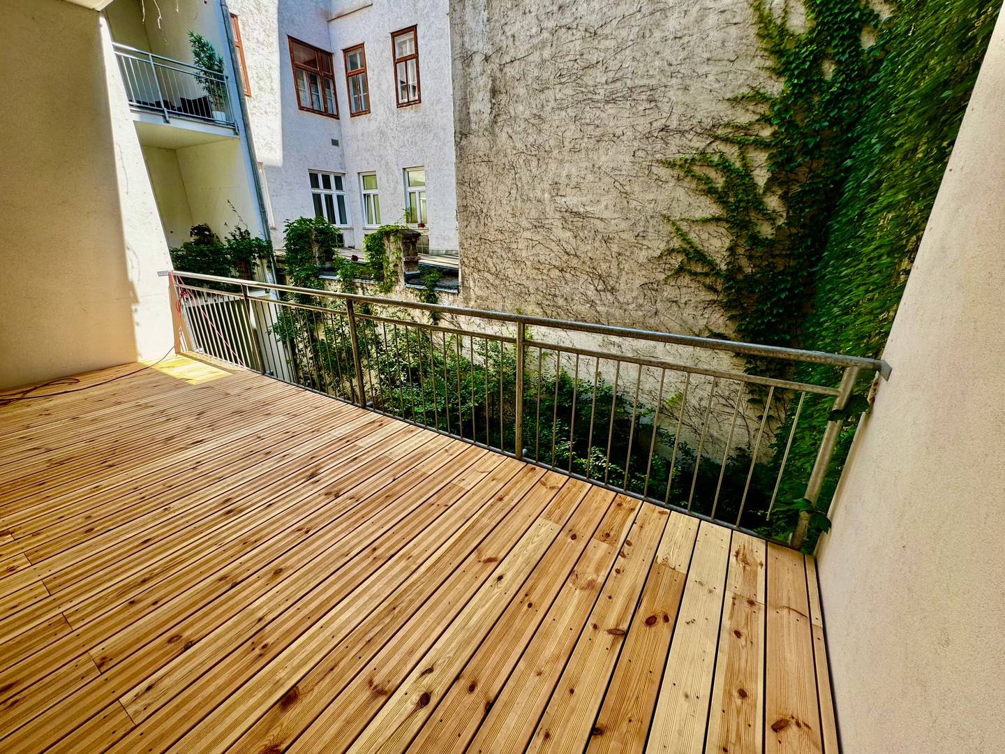 Altbau apartment with loggia overlooking quiet courtyard
