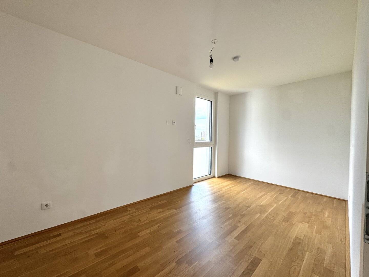 New-build apartment with balcony and fitted kitchen near Kagraner Platz