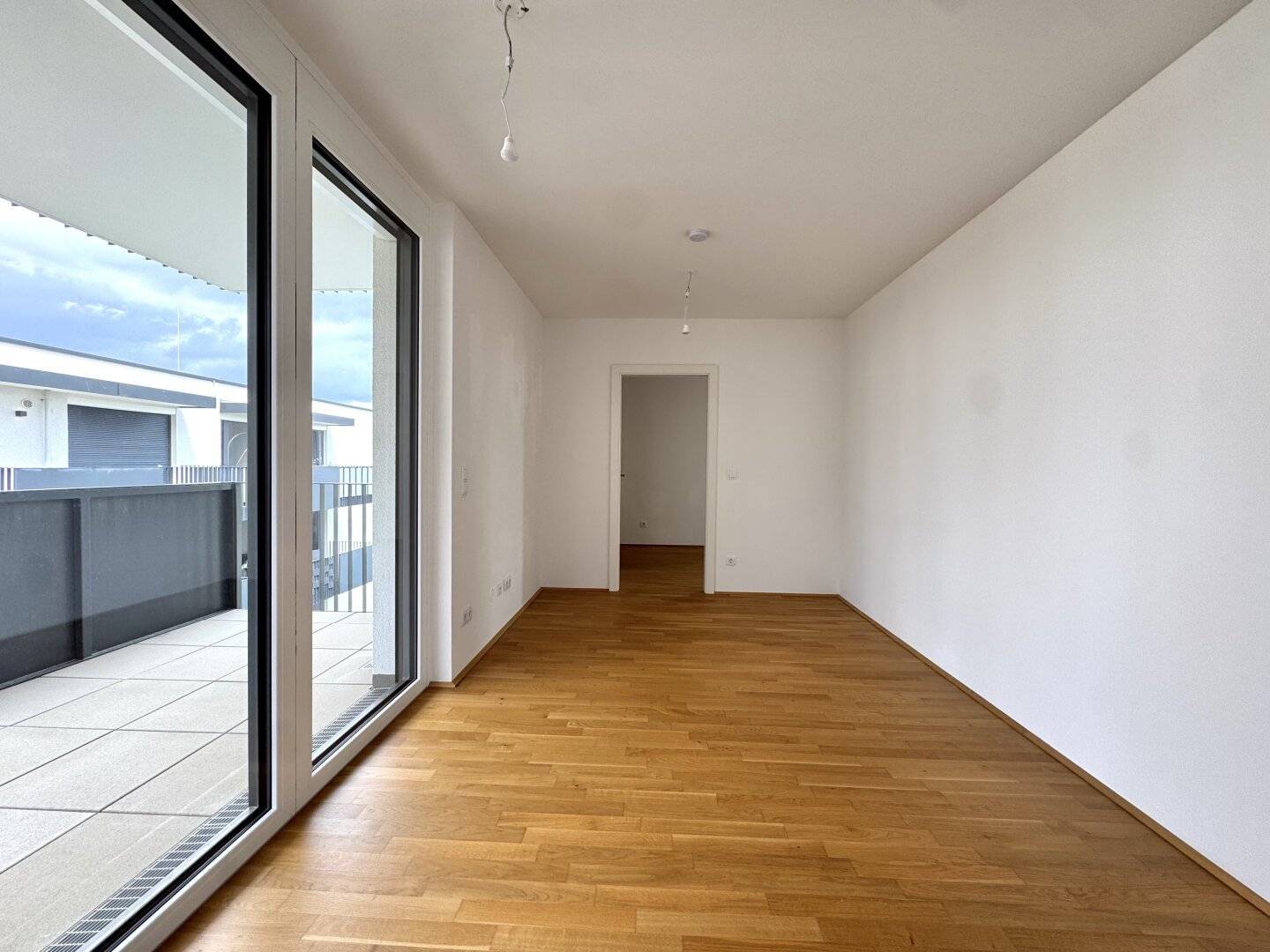 New-build apartment with balcony and fitted kitchen near Kagraner Platz