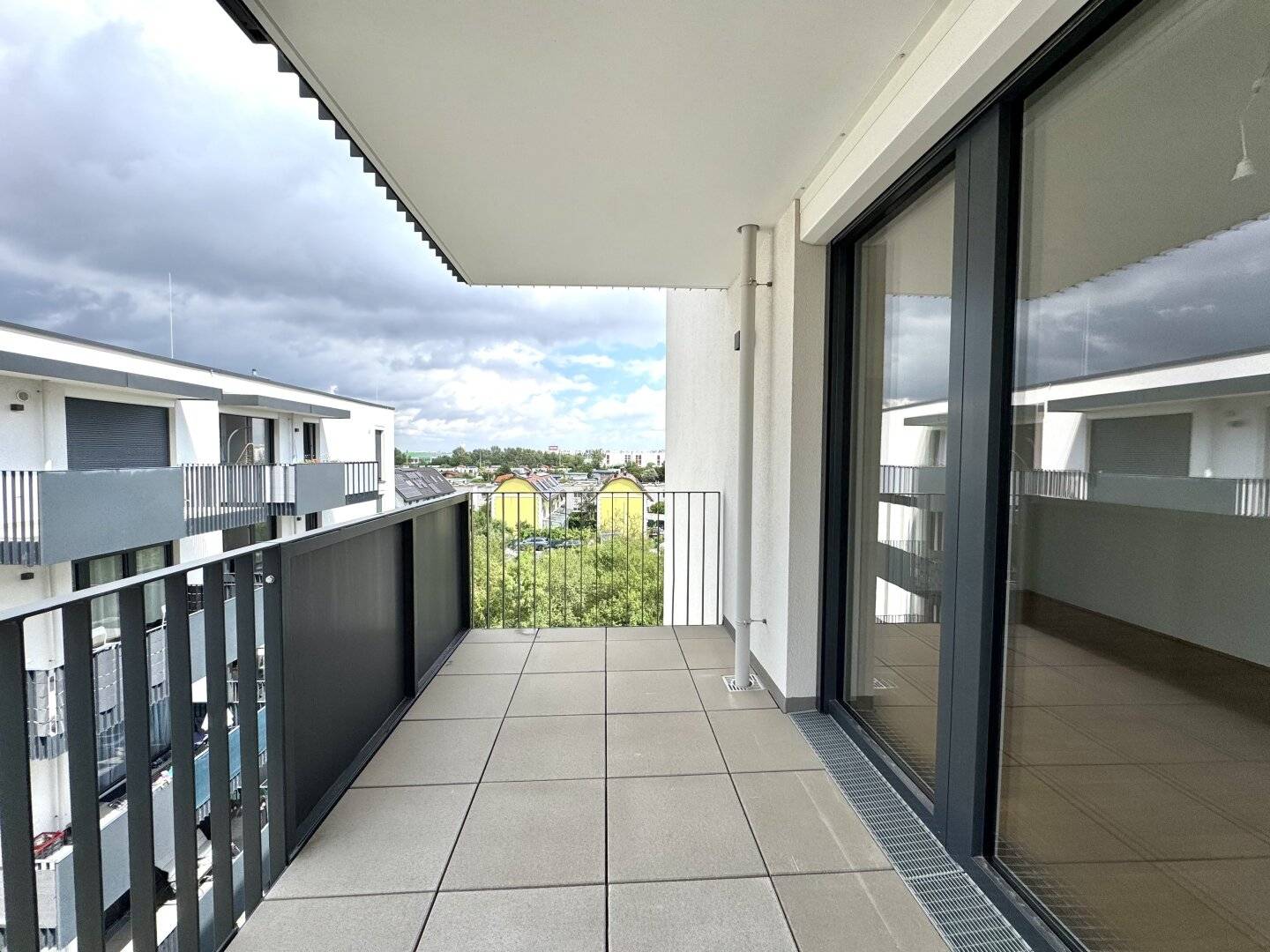 New-build apartment with balcony and fitted kitchen near Kagraner Platz