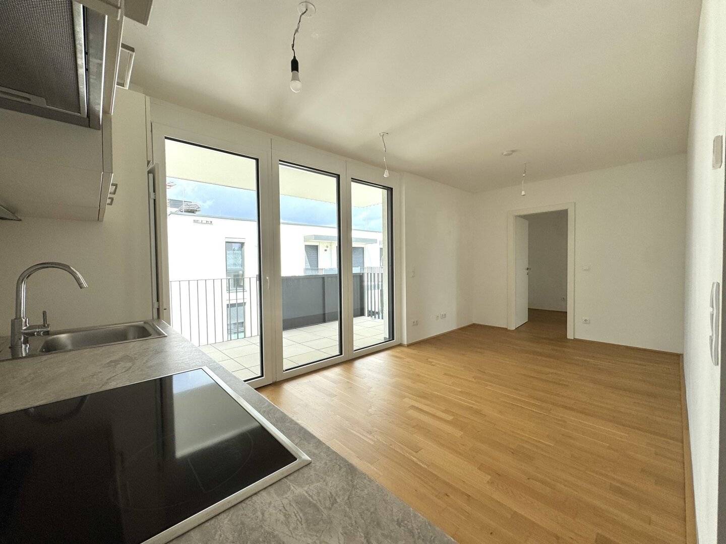 New-build apartment with balcony and fitted kitchen near Kagraner Platz