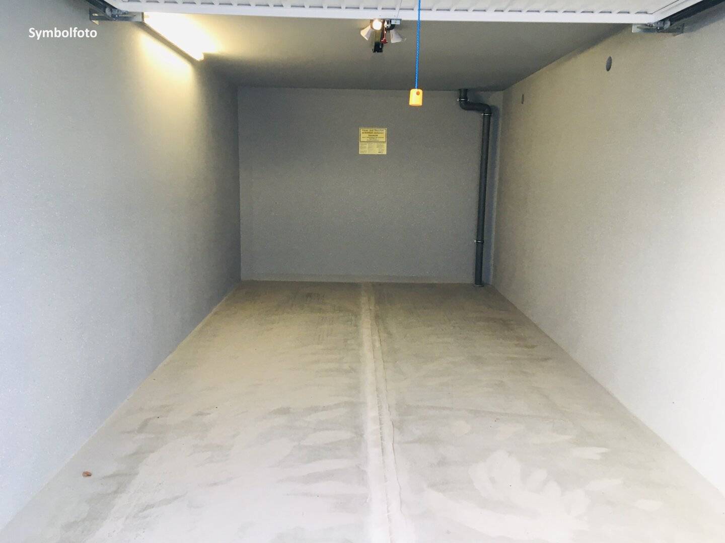 Garage mit Stromanschluss und elektrischem Tor