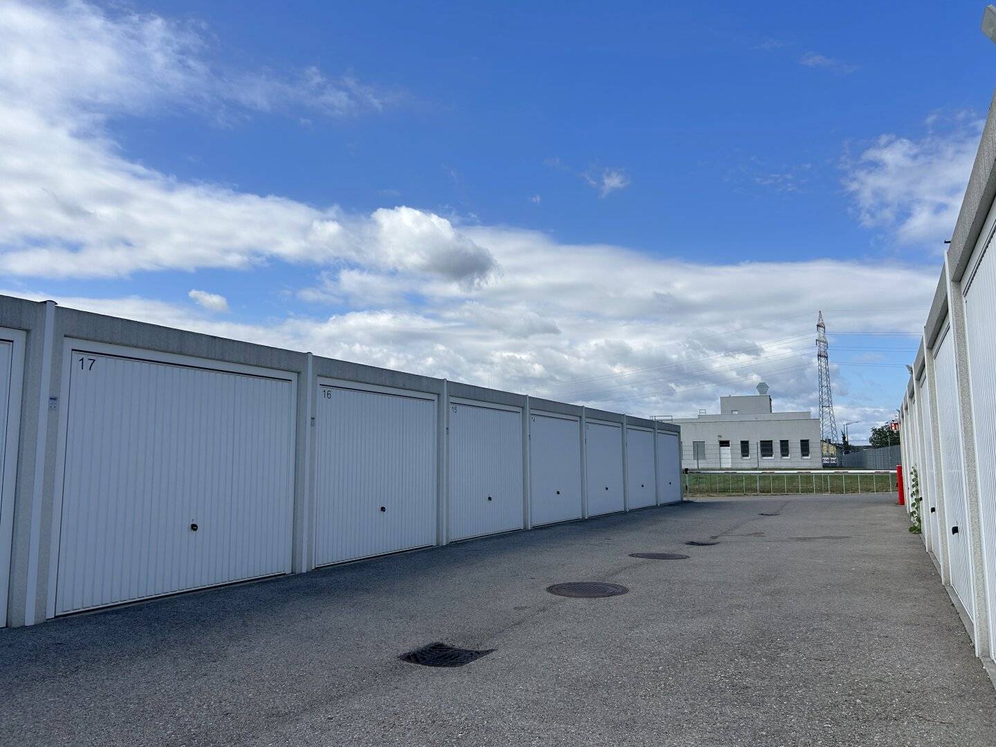 Garage mit Stromanschluss und elektrischem Tor