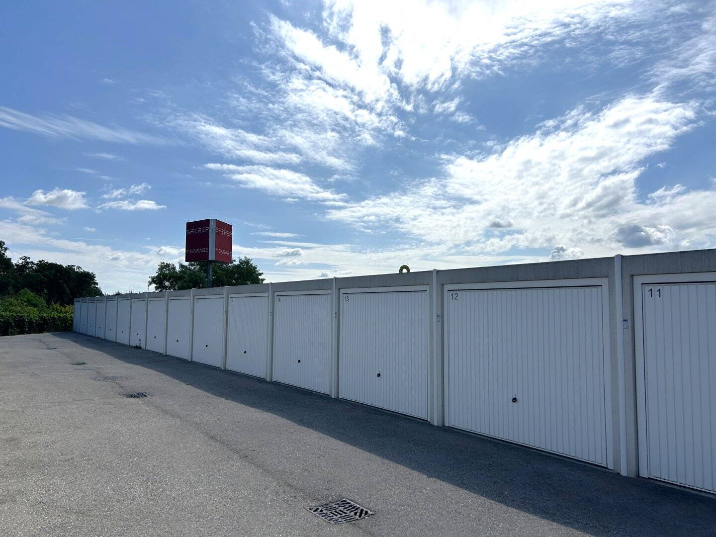 Garage mit Stromanschluss und elektrischem Tor