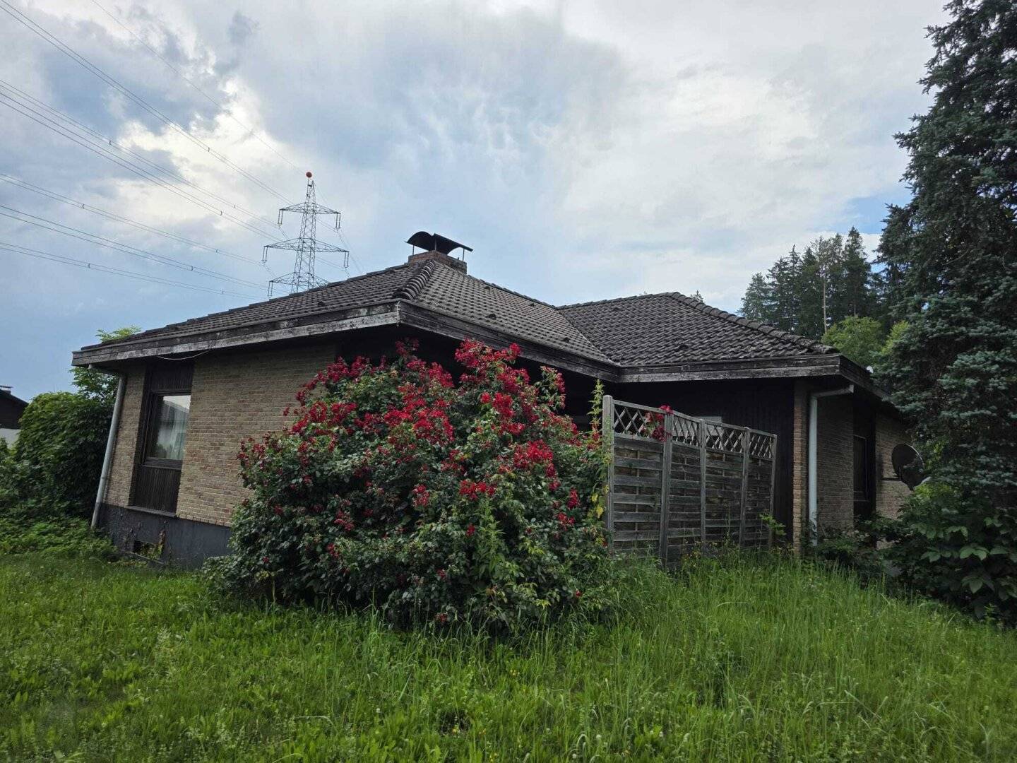 Family home with terrace and garage in quiet location
