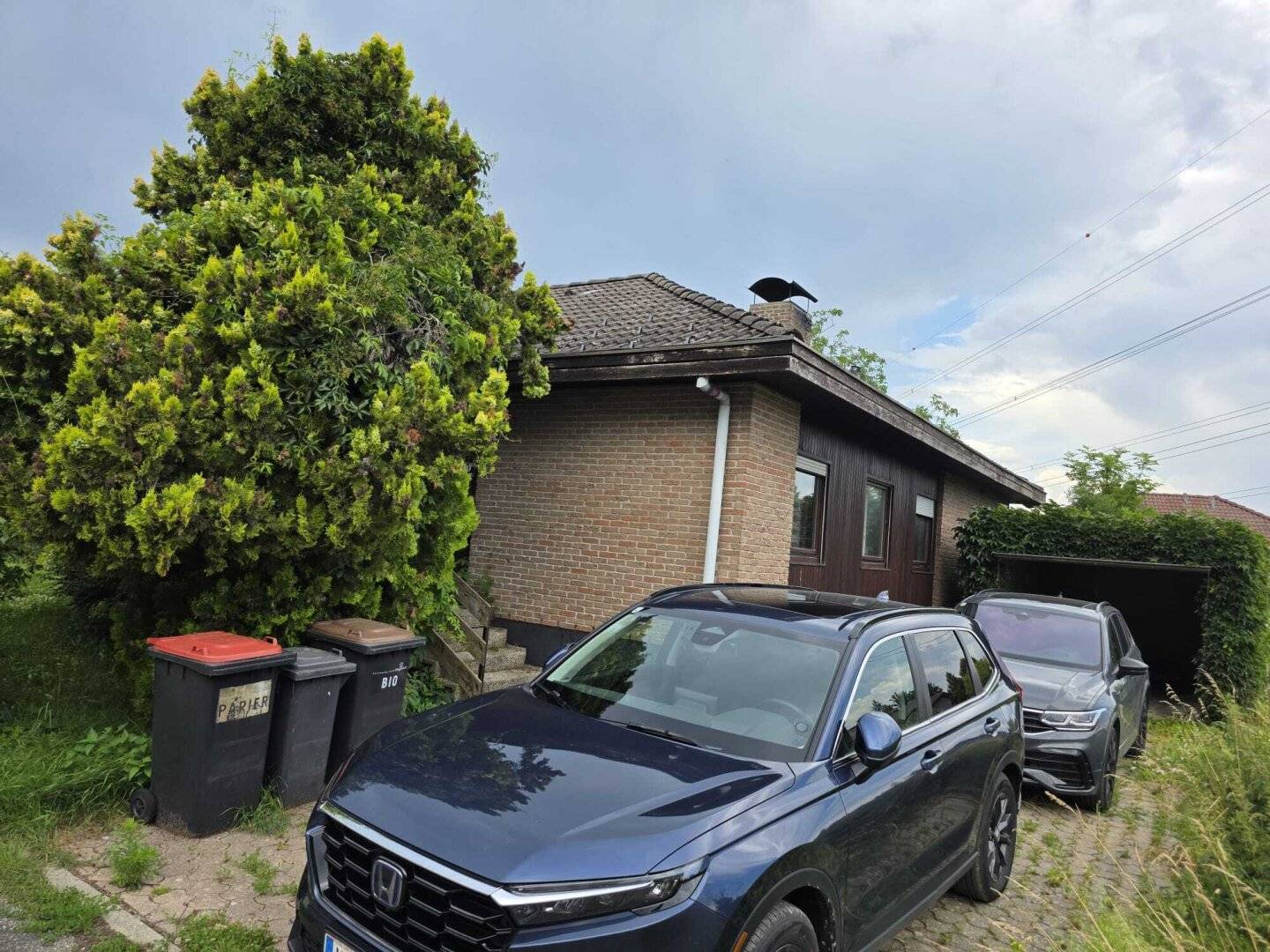 Family home with terrace and garage in quiet location